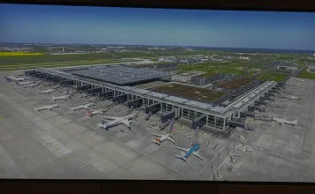 Luftaufnahme des BER mit Terminalgebäude und abgestellten Flugzeugen am Gate